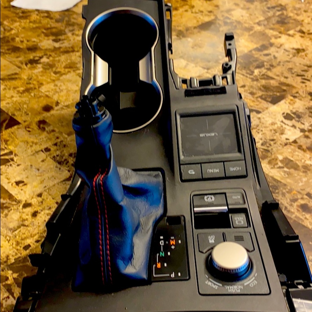 2017 Lexus console